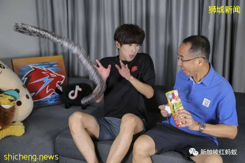 新加坡网红给10名计程车师傅各发500新元小费 猜猜对方的反应