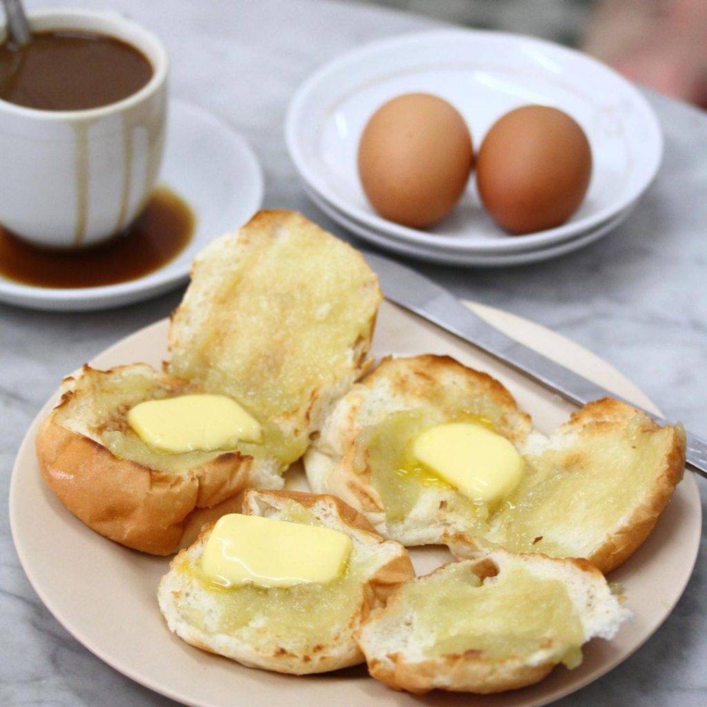 老字號古早味💯 新加坡經典咖啡店盤點！手工沖泡咖啡、炭烤面包飄散濃濃南洋風味😋 樸實版國民早餐