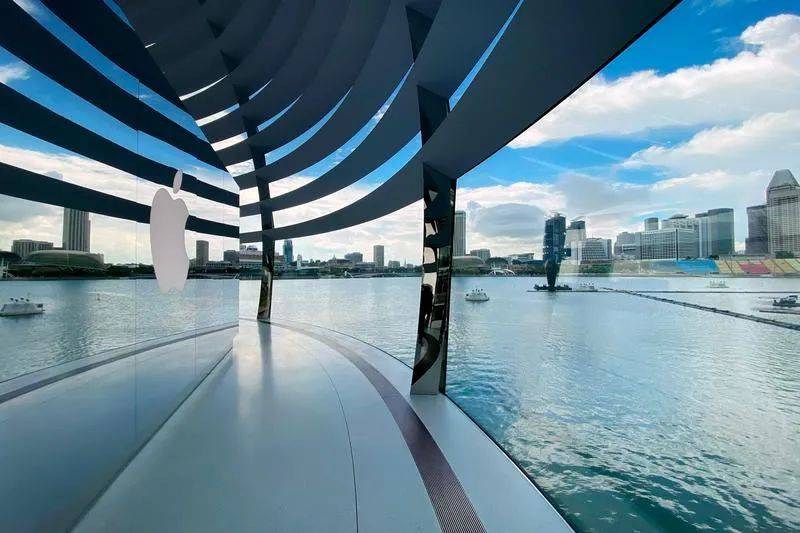 實拍探店！新加坡全球首個海上蘋果店，驚呆了