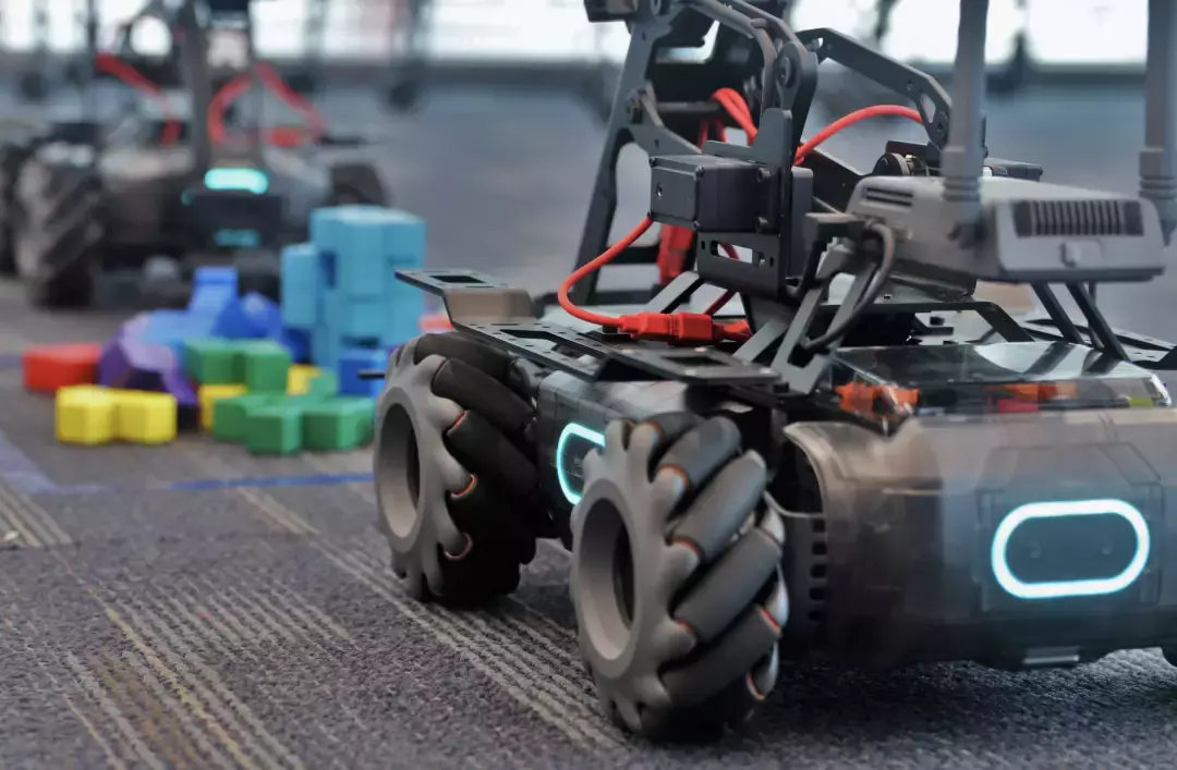 华中团队荣获 NTU 工程学院举办的机器人挑战赛冠军