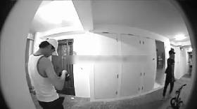 疫情下新加坡还有人冒死偷鞋?网友:口味这么重,喜欢原味儿