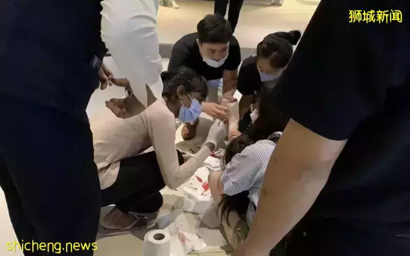 女孩脚卡手扶梯 商场员工助脱困