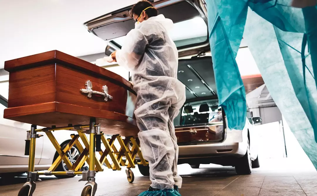 又一名美女部長確診新冠 ！新加坡醫院越來越滿，她等了5個月做檢查