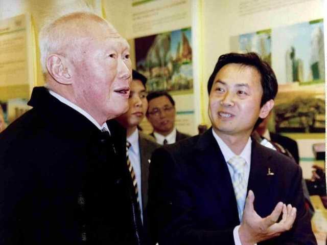 新加坡总统曾经建议中国抛弃汉语，全民学英文，幸亏没听他的