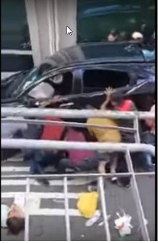 【乌节路恐 怖车 祸】救人分秒必争 10大汉合力抬车救人