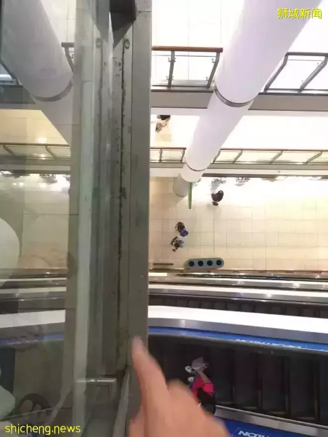 惊险!新加坡商场内高空坠物砸伤正在自动扶梯上的女子