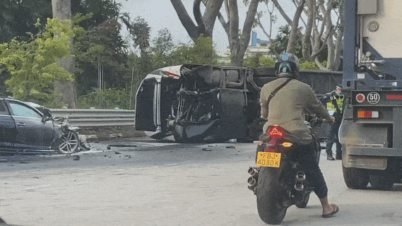 巴士撞翻、汽车撞毁，22人受伤入院