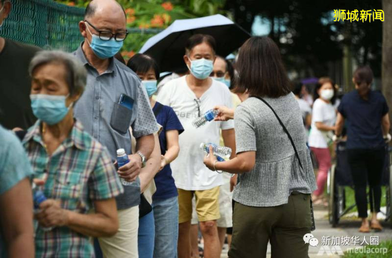 新加坡大選全島投票站大排長龍！投下手中神聖的一票！李顯龍總理也不例外