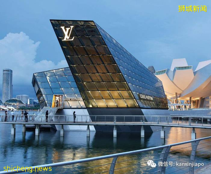 拜金女刷男友卡买名牌包包，还闹分手！网友表示放生他吧