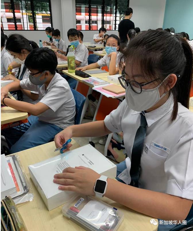 新加坡宣布，今年起所有中學生將獲得全新的蘋果筆記本電腦或平板