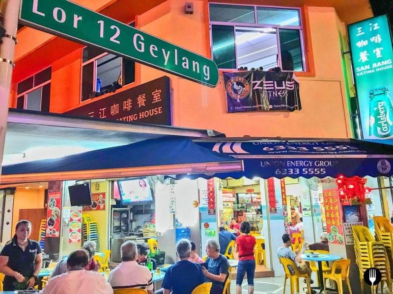 新加坡七部門聯合掃蕩芽籠紅燈區,帶走89人!持刀打架、咬警察、脫衣服… 好亂