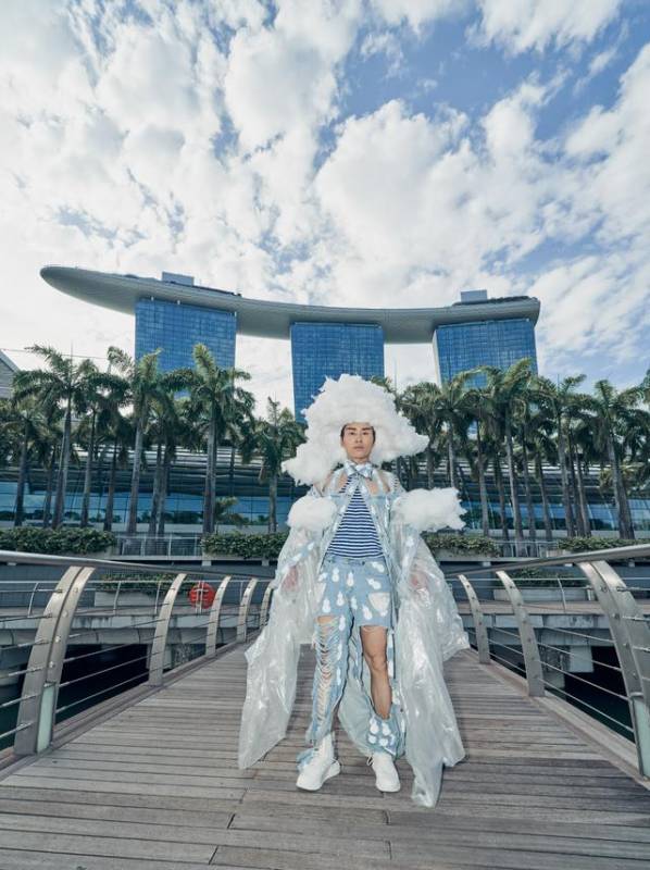 行为艺术家万云峰为呼吁环保在新加坡走秀