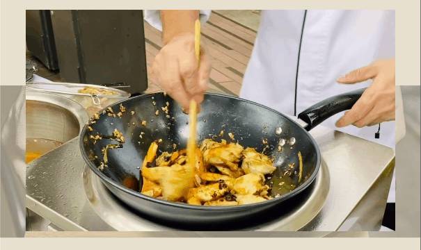 狮城港式粤菜四大名厨之一,坐镇新加坡河畔20年老字号,为你带来惊喜和福利