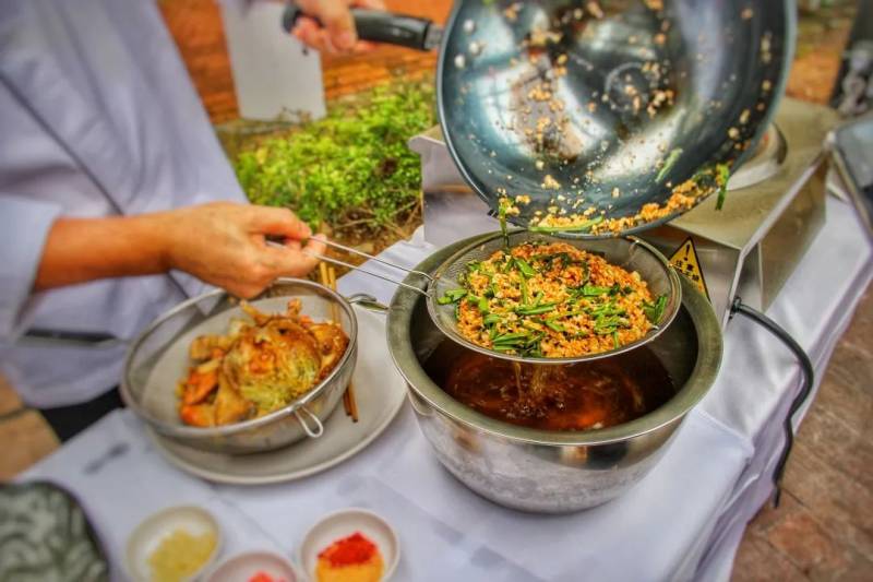 狮城港式粤菜四大名厨之一,坐镇新加坡河畔20年老字号,为你带来惊喜和福利