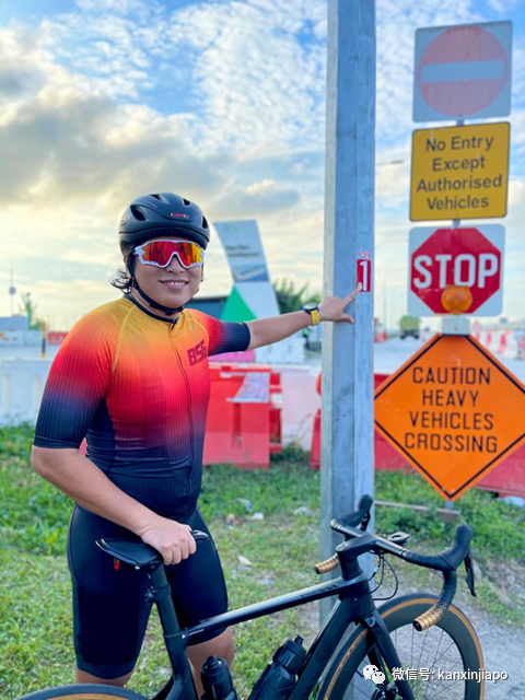 坡岛政府批了！贴纸尽量往这支灯柱上贴，越多越好