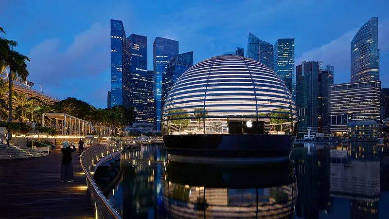 實拍探店！新加坡全球首個海上蘋果店，驚呆了