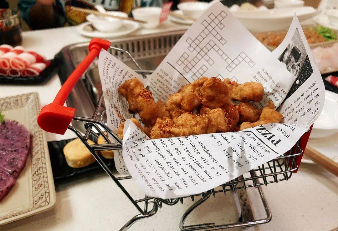 9.9新起吃網紅火鍋！小龍蝦湯底、花雕膠原湯，好喝到湯底都不剩