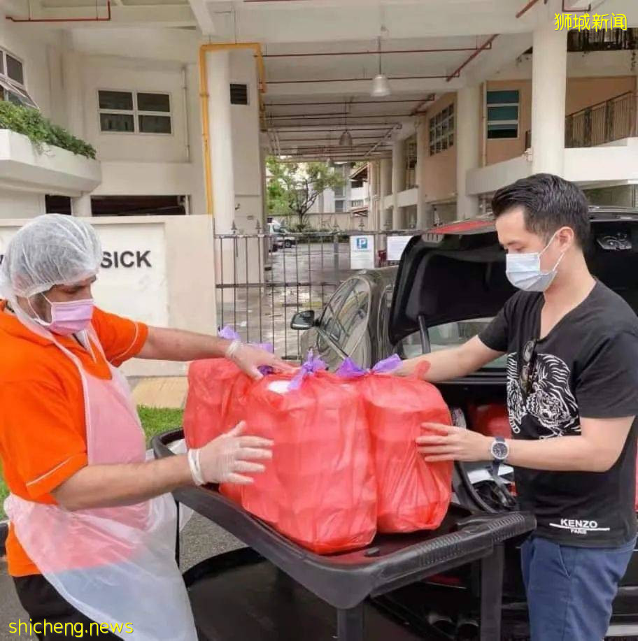 超暖心!芝士蛋糕店热心店主买下82岁老摊贩140盒鸡包饭赠给安老院