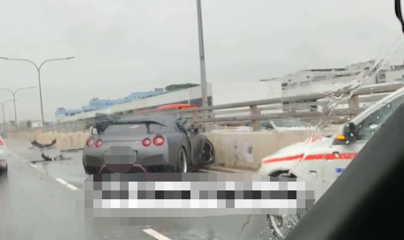 昨天!新加坡遭40年来最强暴雨袭击,全岛多处被洪水淹没,驾车犹如水中行船