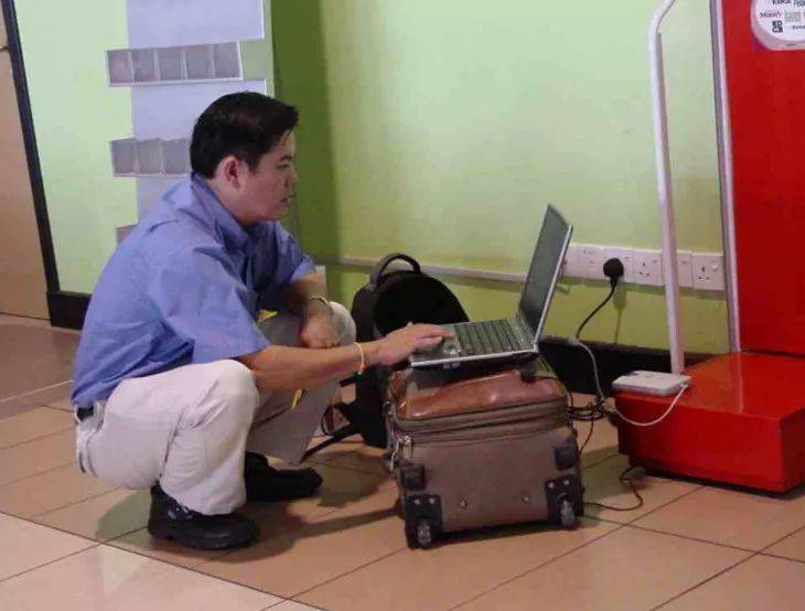 法國女生做這個動作侮辱華人，在新加坡被炮轟！亞洲蹲，一個碾壓歐美的姿勢