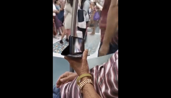 “在新加坡小贩中心里,我发现有几位老人在看小黄片!”