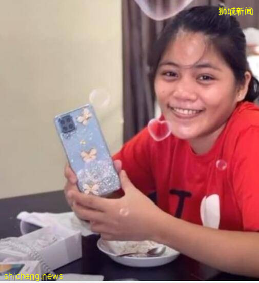 新加坡雇主爲女傭慶生、送手機，女傭熱淚盈眶催淚衆多網友