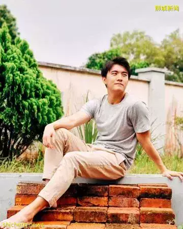 张哲通相隔两年回家 父母见到儿子 眼眶泛泪