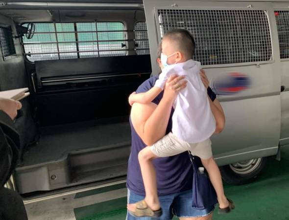 長堤兩岸半年不相見 4歲兒獲准進獅城 興奮熊抱爸媽