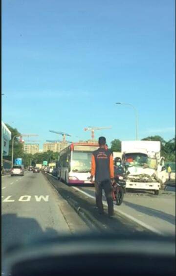 新加坡发生恐怖车祸,两辆重型罗厘相撞、交通瞬间瘫痪