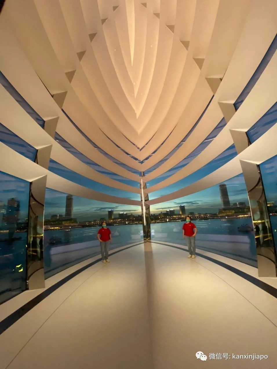 多图实拍科技感超强,逛全球首个水上苹果商店初体验