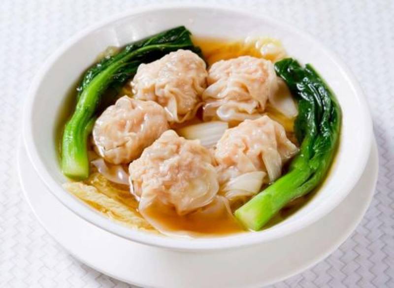 這裏居然有一家藏在鬧市裏的中餐小館!下雨天,要不要來碗馄饨