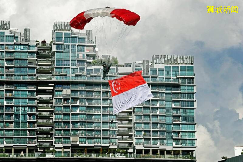 红狮跳伞队  首次降落邻里