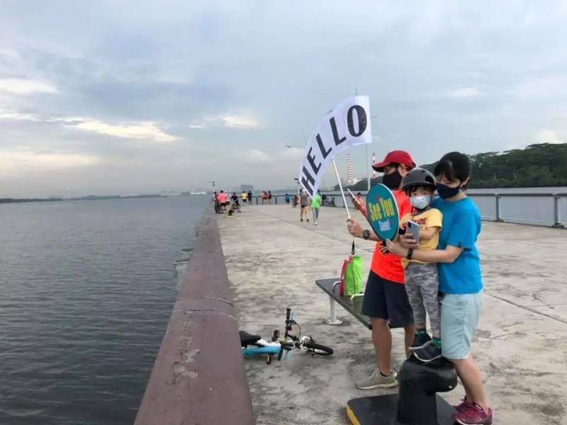 房地产商开出游艇载20户家庭到海峡边界,同滞留新国家人“相会”