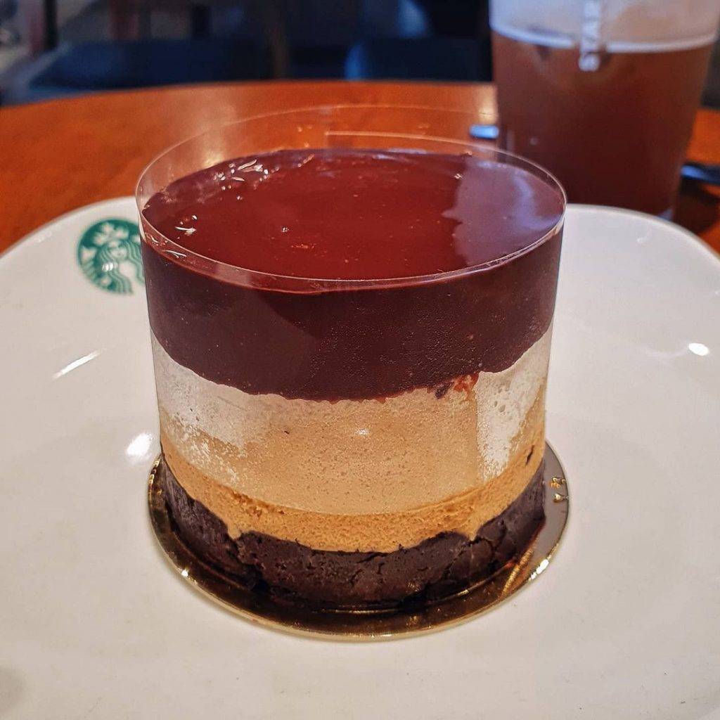 全岛热卖中🔥Starbucks新品巧克力摩卡蛋糕🍫瀑布巧克力酱倾泻而下,甜蜜暴击来袭✨