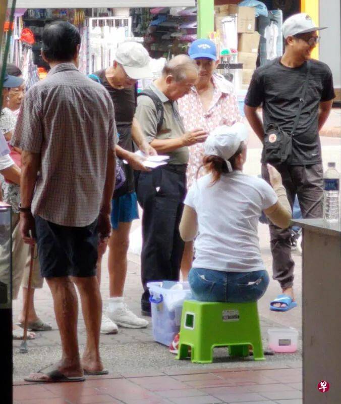 “免费摊”全岛打游击 小赠品诱公众买产品“钩”大钱