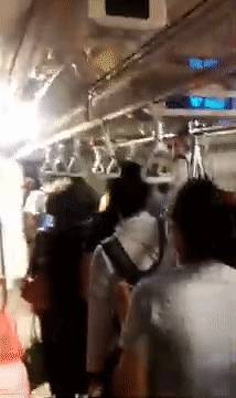 實拍!新加坡地鐵線大崩潰!人擠人,黑暗中被鎖車廂三小時