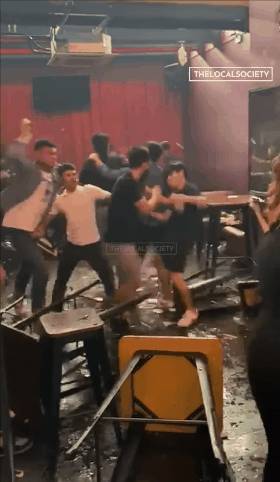 視頻曝光!新加坡年輕人深夜鬥毆,10男女烏節路拉拉扯扯