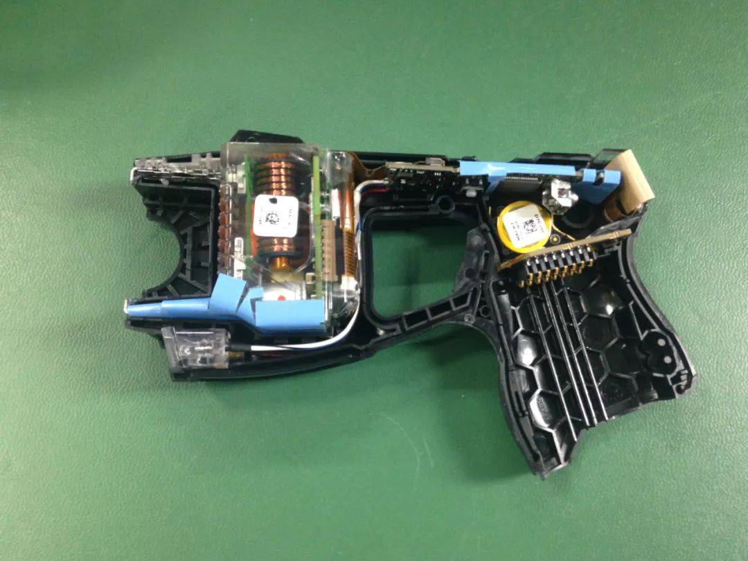 因爲這件小事,新加坡男子暴打老婆、威脅跳樓、搶警察手槍