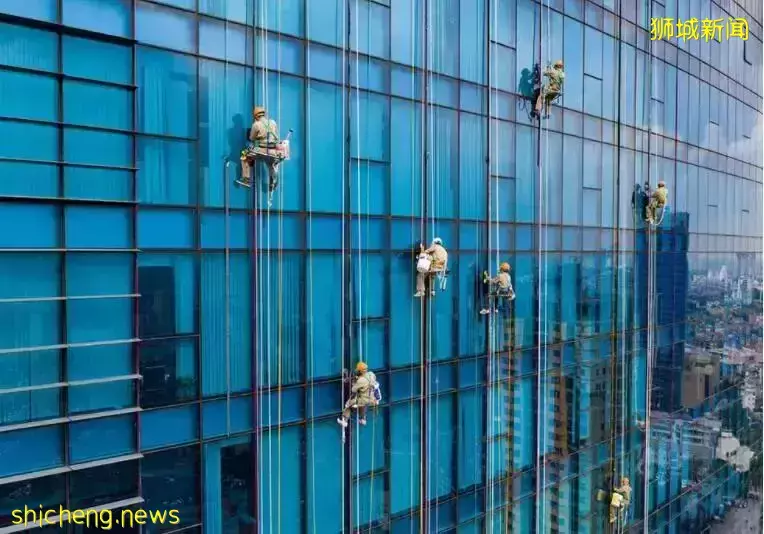 少年你過分了！新加坡少年剪斷高空洗窗工人安全索