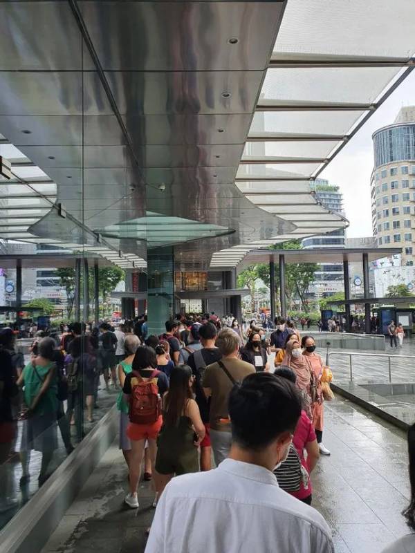 实拍!新加坡这家商场被挤爆!网站也刷爆
