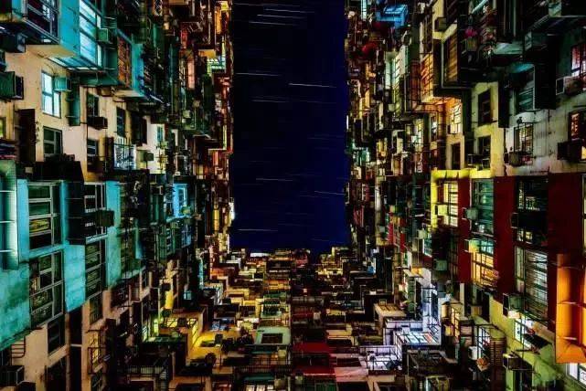 香港和新加坡,一个向左一个向右