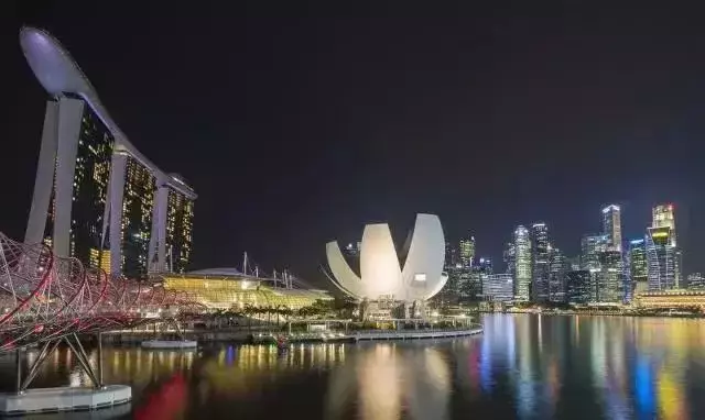 聖誕節，新加坡濱海灣水上驚現一具浮屍