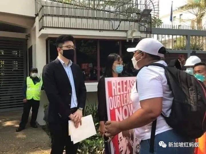 在使館外接收緬甸示威者請願信 新加坡“俊男”外交官意外在當地爆紅