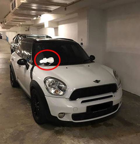 用卫生巾给违停车主留言，这招是比骂人还狠