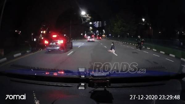 本地一名女子深夜坐在马路中央;网友:为什么没戴口罩?是人是鬼