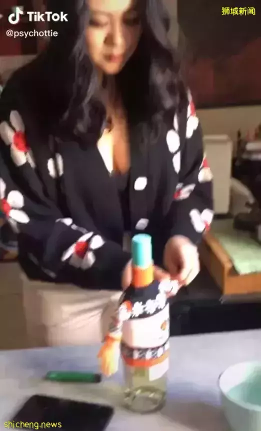 新加坡24岁美女遭热议!和闺蜜“结婚”变伴侣,男友竟愿意