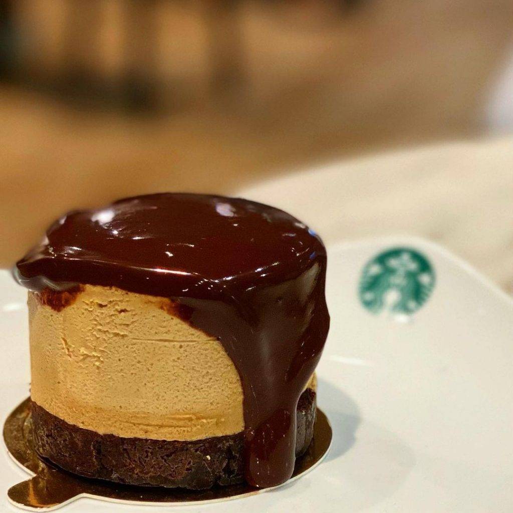 全岛热卖中🔥Starbucks新品巧克力摩卡蛋糕🍫瀑布巧克力酱倾泻而下,甜蜜暴击来袭✨