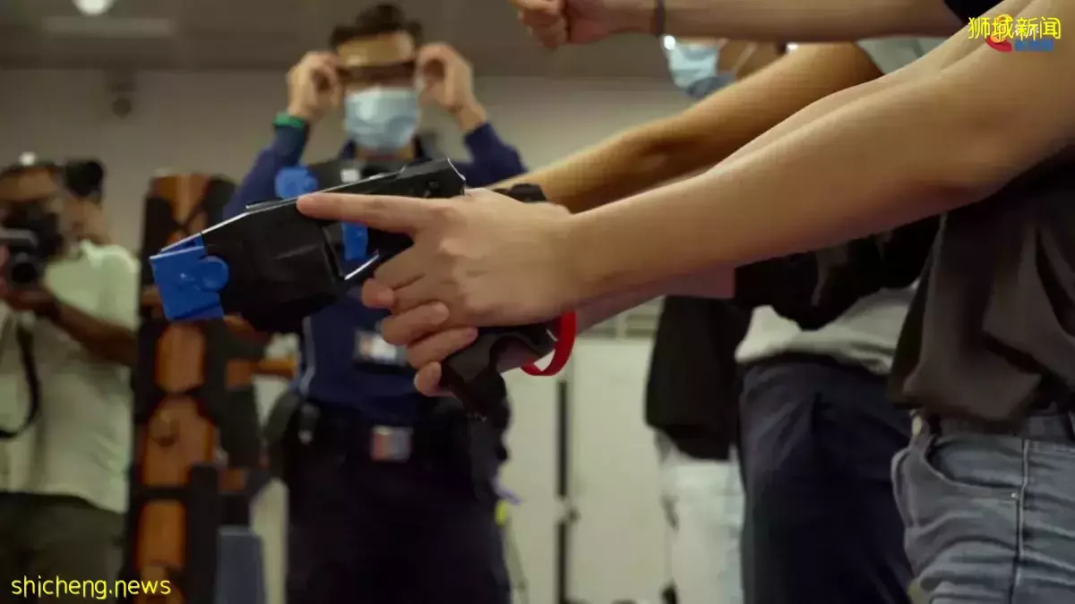 面对危险应电击或开枪 记者参与警员培训体验如何应对