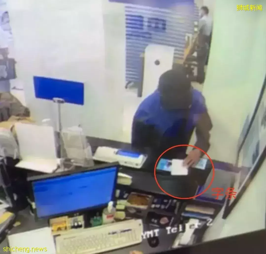 新加坡男子拿玩具枪、纸条抢银行!卷走2000新搭巴士逃走,已被抓