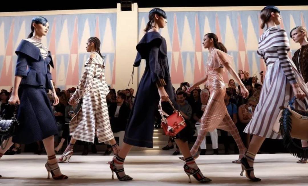 新加坡模特陪睡，女老板净赚3万！判罚款920新、坐牢5个月